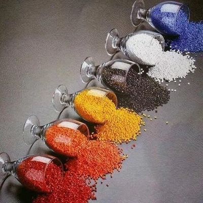 Płatki butelek PET z podwójnym ślimakiem Plastikowa maszyna do granulacji recyklingowej