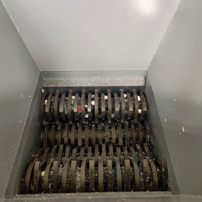 Pojemnik piankowy z niebieskim bębnem HDPE Rozdrabniacz do recyklingu tworzyw sztucznych z czterema osiami